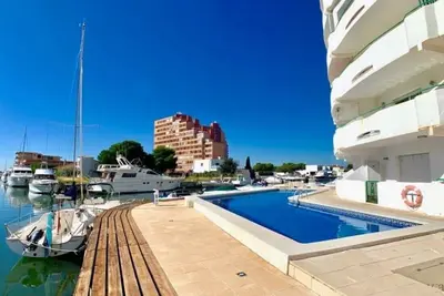 Image de Studio Romantique avec grande terrasse devant piscine et canal, parking vélo