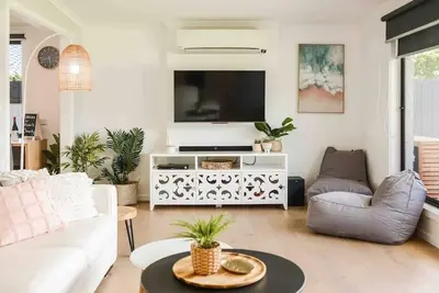 Image de Foam St Serenity - 4 bedroom house with secure front and backyard - 4pm check out on Sundays*