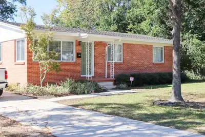 Image de Cozy house centrally located close to everything.