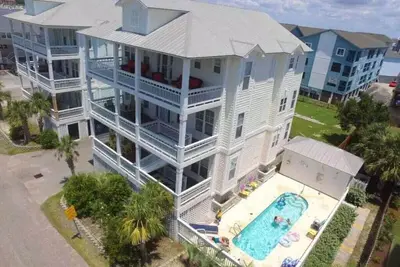Image de Stay Salty Villa *Pool is Open* Walk to Beach