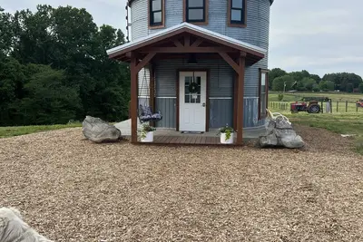 Image de Grain Bin Farmhouse with Loft Bedroom