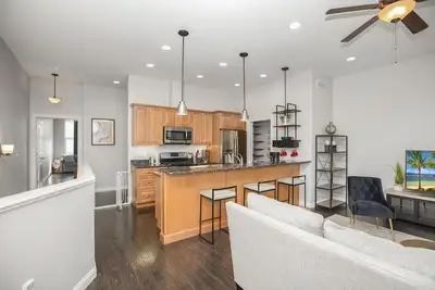Image de Riverfront Oasis: Beautiful Riverfront Townhome Close to Notre Dame!
