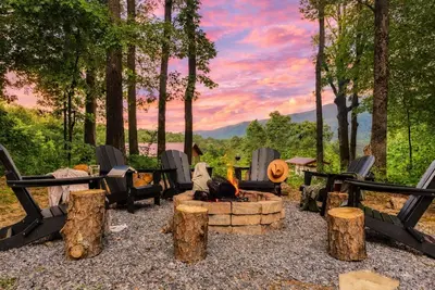 Image de Heated Pool & Spa / Firepit / Views / Yard / Style / Easy Access!