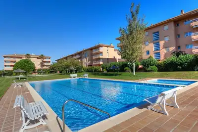 Agréable appartement pour 6 personnes avec Wifi, piscine, Tv, terrasse et parking