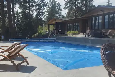 Image de Beautiful Lakeview Rancher with Heated Pool
