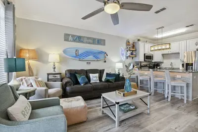Image de Luxury 3br3ba + pool, outdoor living space, patio, balcony, game table.