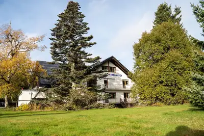 \"Villa Nordhang - Appartement 5\" avec vue sur les montagnes, terrasse et Wi-Fi.