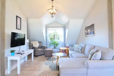 Image de Panoramic views, between ski hills, Ylw, Ubc, Event venues, & Costco. 🎿