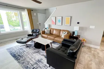 Image de Modern Koi Getaway: 3br Near Lake Michigan Beaches