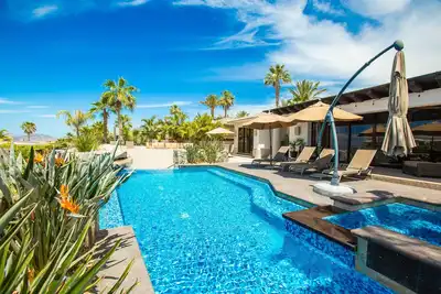 Image de Luxurious Modern Villa w/private pool & jacuzzi, 10mins from Downtown +Springrate