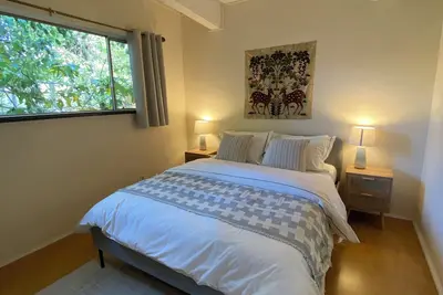 Image de Dog-Friendly Huge 4 bed/3 bath Sweeping Bay Views Home Nestled in Oakland Hills.