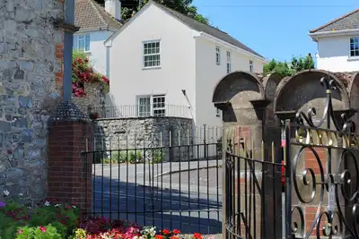 Blacksmiths Cottage, family friendly, with a garden in Lyme Regis