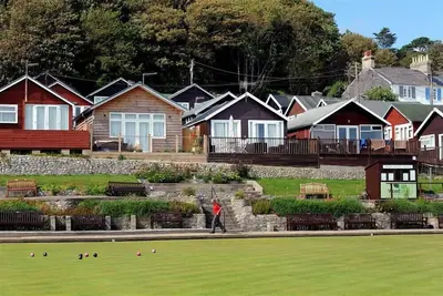 8 Bowling Green Chalets, romantic, with a garden in Lyme Regis