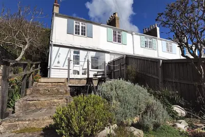 10 Cobb Terrace, family friendly, with open fire in Lyme Regis