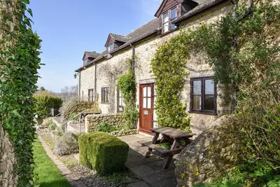 Image de Honeysuckle Cottage, pet friendly, with a garden in Musbury