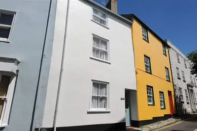 Monmouth Cottage, family friendly, with open fire in Lyme Regis