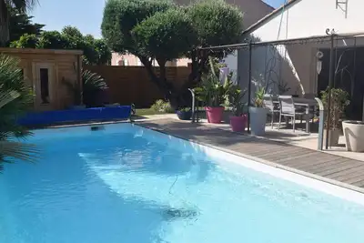 Image de Maison avec jardin et piscine