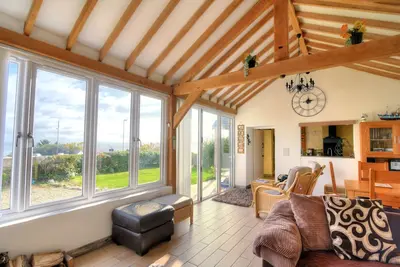Cumberland Cottage, pet friendly, with open fire in Lyme Regis