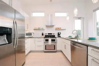 Image de Fall Availability! Dog-friendly! Two minute walk to beach!