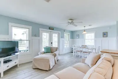 Image de Fall Availability! Dog-Friendly! Screened-in Porch! Beach and Bay Access! Large Yard!