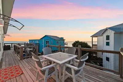 Image de Fall Availability! Chic Beach Condo! Gulf Views! Steps to Beach!