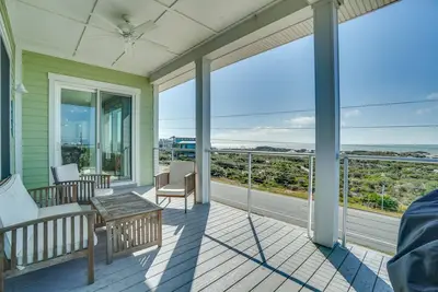 Image de Home in Community of Hibiscus! Water Views! Community Pool! Elevator! Beach Access!