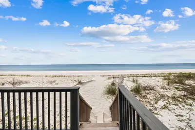 Image de Book a Fall Getaway Today! Dog-Friendly! Beachfront! Private Hot Tub! Easy Beach Access!