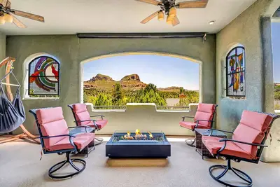 Image de Sedona Nature's Gallery Picturesque Views, Patio & Fire Table, Vanishing Slider Doors!