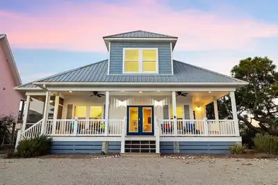 Image de Fall Availability! Charming home with access to community pool, and short walk to the beach