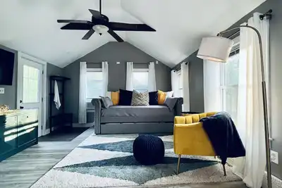 Image de Contemporary cottage minutes from the heart of town!