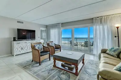 Image de Direct beach access, oceanviews galore and has enough beds for your entire family!