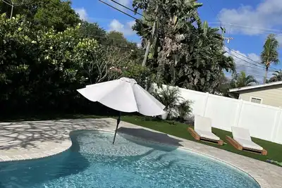 Image de Beautiful Home w/ brand new pool. Right next to the Ave!