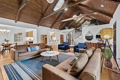 Image de Sunny Chalet - 1 block to Bentonville Dt-Sleeps 10