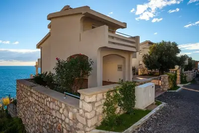 Image de Seafront villa with pool