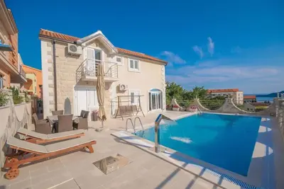 Image de Modern villa with sea view and pool