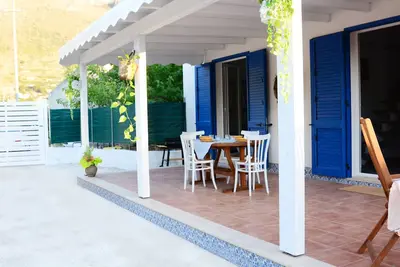 Image de Violisacharme cottage surrounded by greenery - Cir 19081005c212498