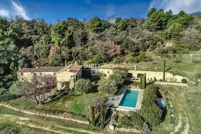Image de Mas à louer Luberon Sud, belle vue sur la campagne et calme absolu