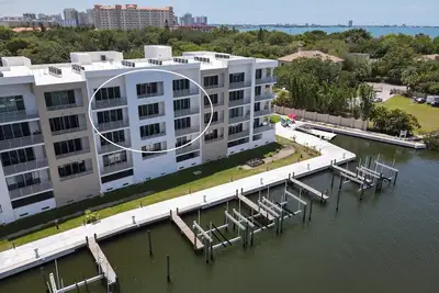 Image de Newest luxury condo mile from downtown Sarasota