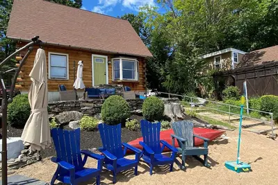 Image de Private Sandy Beach On Sebago Lake! ! Enjoy your own 33' private sandy beach in this 3-bedroom 1 bath cabin. You are also just steps away from a 300' association beach.