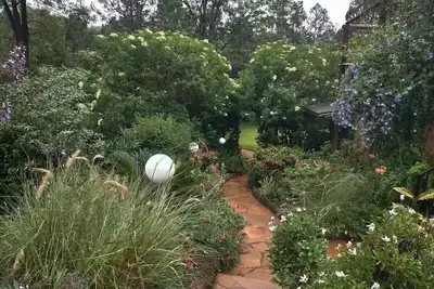 Image de Beautiful Garden Apartment - access to private gazebo and garden