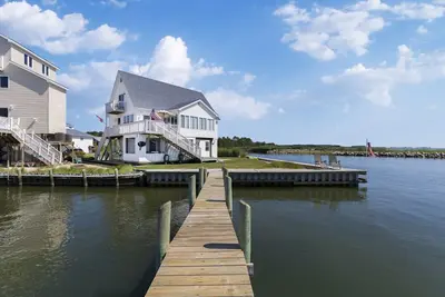 Image de Coves Point - You can't get more Waterfront than this!