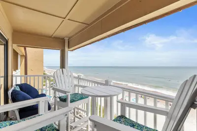 Image de A Wave From it All | Oceanfront Community Pool!