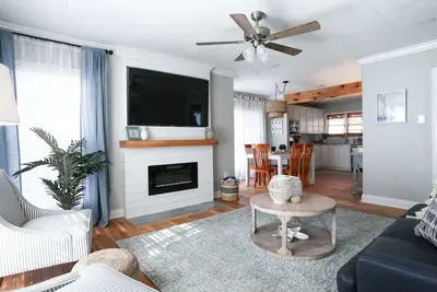 Image de ⛵️Coastal Retreat at Tech Terrace 3\/2 Remodeled 2 Kings