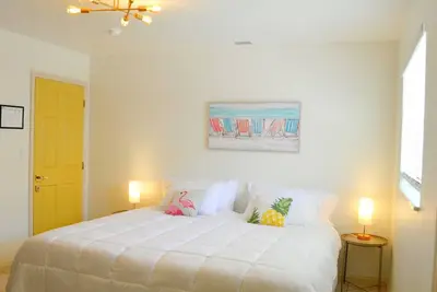 Relaxing bedroom vacation near city/beach/airport