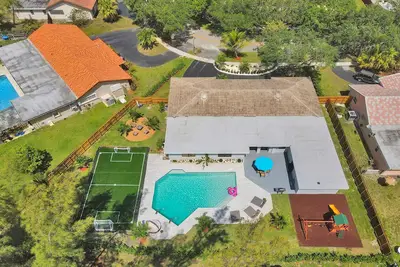 Image de Luxury 7 Br Home w/ Pool, Gameroom & Soccer Field