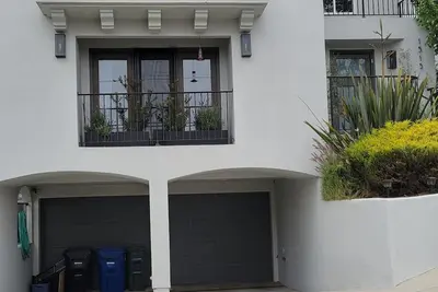 Image de Beach house with panoramic views -- 10 min walk to town and surf
