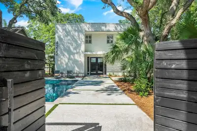 Image de Zen-N-Sea offers poolside relaxation and near the beach entrance, sleeps 8