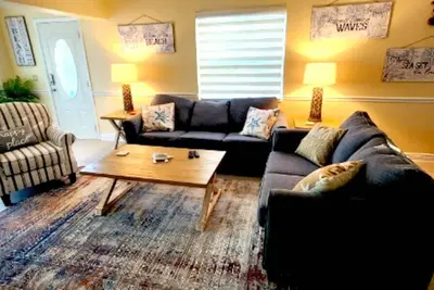 Image de 3 bedroom 2 bath home walking distance to beach!