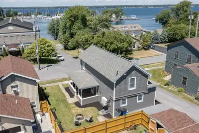 Image de Renovated home with lake views in ❤️ of Sackets!