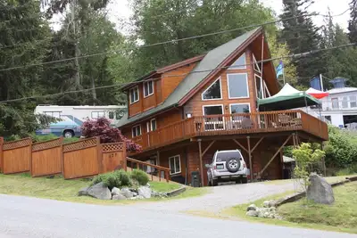 Image de Chalet overlooking quiet bay, surrounded by Deception Pass state park
